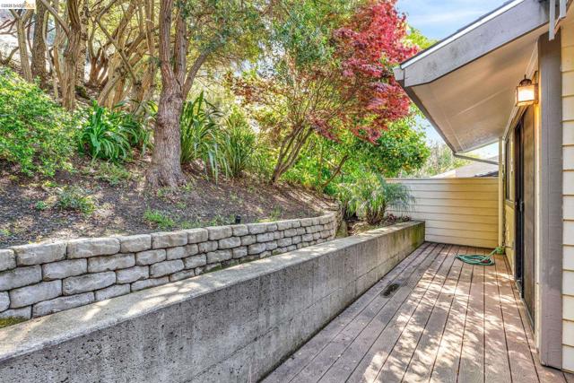 1881 Grand View Drive, Oakland CA: https://media.crmls.org/mediaz/b2d0c060-65df-4b42-a3ec-716a58e70419.jpg