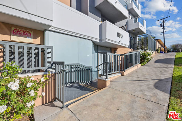 1150 S Oxford Avenue, Los Angeles CA: https://media.crmls.org/mediaz/b2d0deb5-3ab9-4e26-b5c4-cd56c64dd42d.jpg