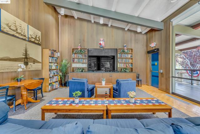 7 Commodore Dr, Emeryville CA: https://media.crmls.org/mediaz/b2d1af5c-b9cf-4255-b6f3-b25822e02283.jpg