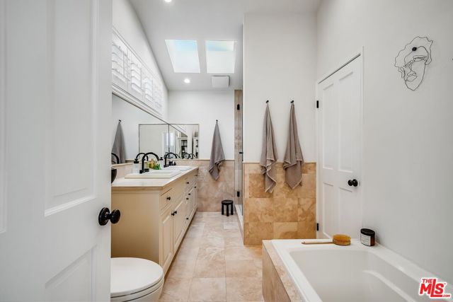 2880 Searidge Street, Malibu CA: https://media.crmls.org/mediaz/b2d1ec14-f5c3-4a3e-8dd2-ac80dead16da.jpg
