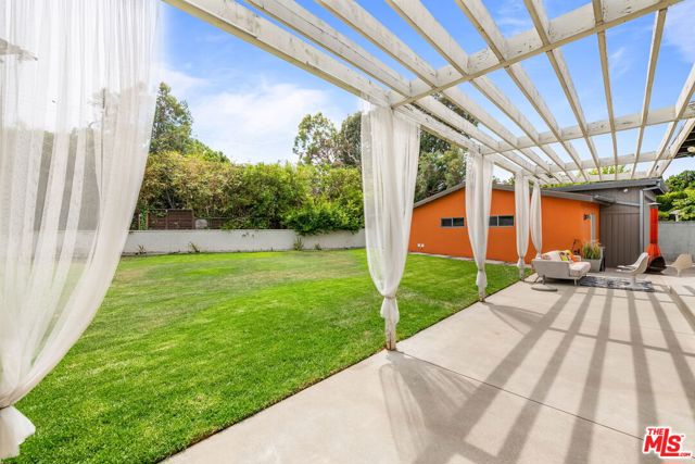 3229 Rosewood Avenue, Los Angeles CA: https://media.crmls.org/mediaz/b2d20382-db71-4ccd-b252-4e914e1dbe8d.jpg