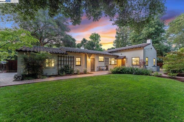 405 Kingsley Ave, Palo Alto CA: https://media.crmls.org/mediaz/b2d26fab-3a3a-4789-8288-506af4ee8274.jpg