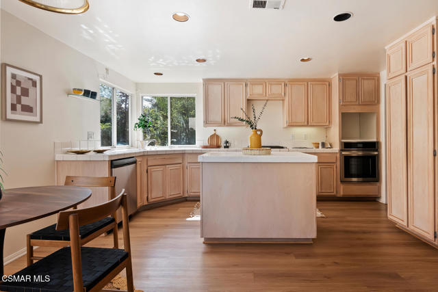 2219 Mapleleaf Avenue, Newbury Park CA: https://media.crmls.org/mediaz/b2d27020-bb87-4926-b3f7-44b1ed2cb75e.jpg