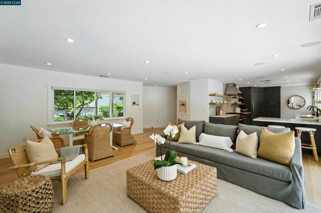 3363 Springhill Rd, Lafayette CA: https://media.crmls.org/mediaz/b2d3c707-4b3a-49d7-9045-4aa42a226165.jpg