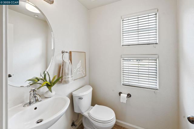 127 Sanford Ct, Brentwood CA: https://media.crmls.org/mediaz/b2d3e287-6353-439a-98b4-fc5476522f63.jpg