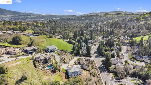 130 Arbor View Ln, Lafayette CA: https://media.crmls.org/mediaz/b2d3e701-3144-4b11-bd8e-f7cf1c4bc191.jpg