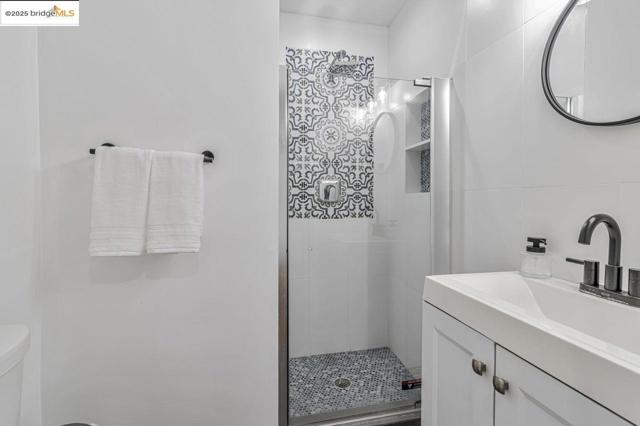 7900 Michigan Ave, Oakland CA: https://media.crmls.org/mediaz/b2d42eab-e226-4074-a139-177b511d9acf.jpg