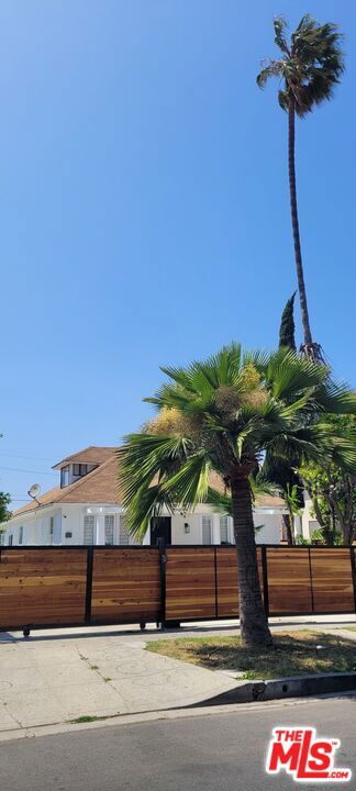 1277 W West Boulevard, Los Angeles CA: https://media.crmls.org/mediaz/b2d5e956-7efc-45ff-9e94-5f930b882e38.jpg
