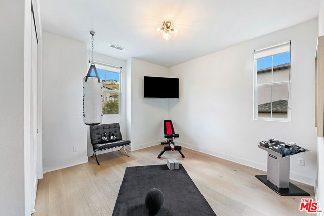 21316 Poema Place, Chatsworth CA: https://media.crmls.org/mediaz/b2d61b54-4807-4e27-9f55-69bc4422659b.jpg