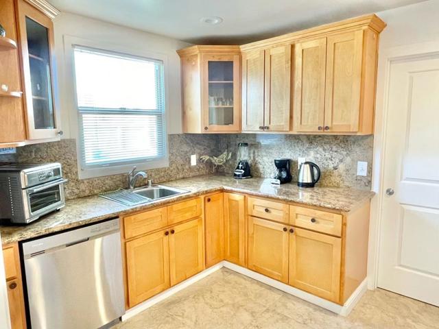 600 7th Avenue, San Mateo CA: https://media.crmls.org/mediaz/b2d692e2-57e5-4f4c-80d7-4f0c090e1f88.jpg