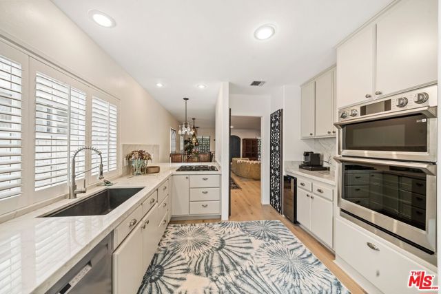 2116 3rd Street, Santa Monica CA: https://media.crmls.org/mediaz/b2d7f21e-d2d0-48a1-9609-72e9bf8e46b6.jpg