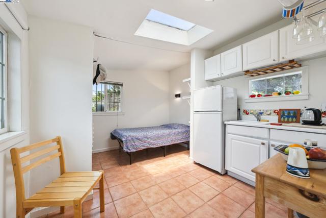 2000 CLINTON AVENUE, Alameda CA: https://media.crmls.org/mediaz/b2d82410-c51b-4a19-ab56-9ff781f88a17.jpg