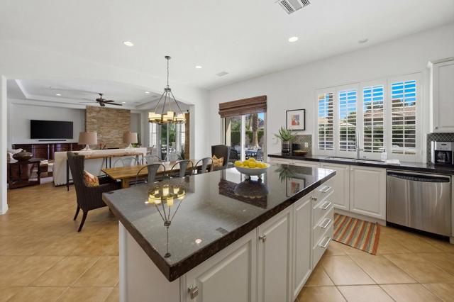 48224 Big Horn Drive, La Quinta CA: https://media.crmls.org/mediaz/b2d9e4f8-61de-457b-837f-9bc10144401d.jpg