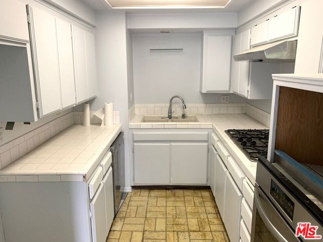 1021 HILL Street, 5 photo 3