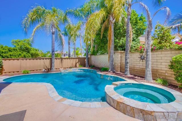 11841 Treewind Ct, San Diego CA: https://media.crmls.org/mediaz/b2dbcb75-a185-4766-96f2-678ff88d8aa7.jpg