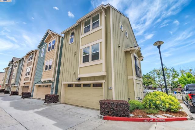 4432 Hyde Cmn, Fremont CA: https://media.crmls.org/mediaz/b2dc0ae3-afc4-4c6c-8cba-e4ae459c6deb.jpg