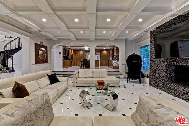 725 N Faring Road, Los Angeles CA: https://media.crmls.org/mediaz/b2dd66d1-6902-424e-8953-7f0bc4009172.jpg