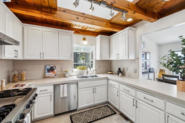 3014 BROADMOOR VIEW, Oakland CA: https://media.crmls.org/mediaz/b2ddfb84-b661-4840-9d96-ad96439aa4b0.jpg