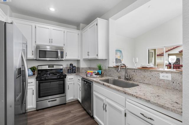 5648 Belleza Dr, Pleasanton CA: https://media.crmls.org/mediaz/b2defde8-a122-4ca2-9f8b-2f54bf8da791.jpg