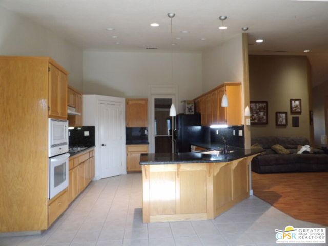 6950 Oak View Court, Oak Hills CA: https://media.crmls.org/mediaz/b2df1d3d-393c-47ad-8703-6af7cef8e001.jpg