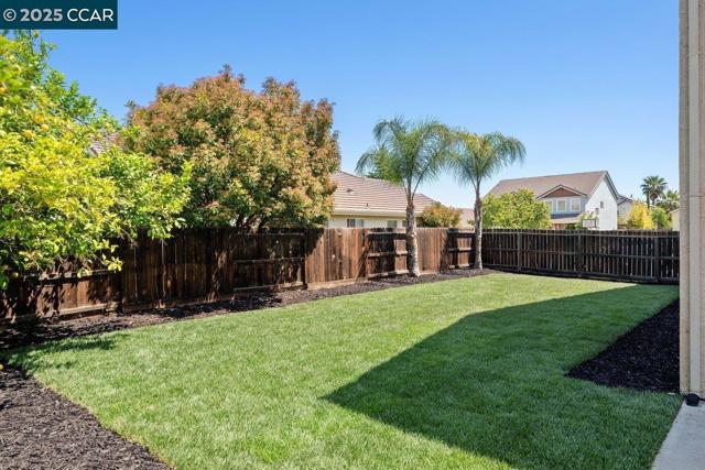 4107 Wheat Ct, Tracy CA: https://media.crmls.org/mediaz/b2df5624-704a-42d0-aee8-11827c169a91.jpg