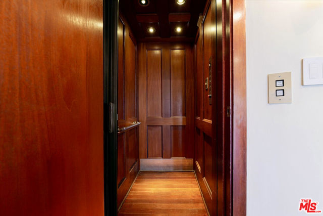 8835 Evanview Drive, Los Angeles CA: https://media.crmls.org/mediaz/b2dfcd03-8299-46fe-b406-6cd7fc2bc0d2.jpg