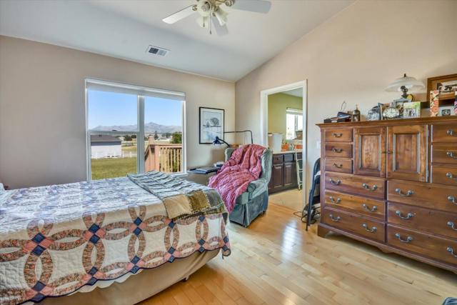 525 Heatherwood Estates Drive, Hollister CA: https://media.crmls.org/mediaz/b2dfda6f-749b-457f-982c-d071a2cbbf3e.jpg
