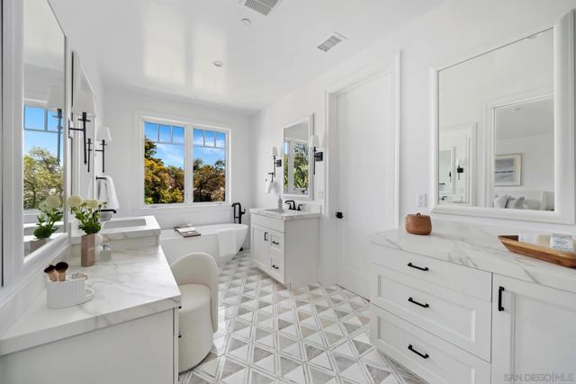 461 Country Club Ln, Coronado CA: https://media.crmls.org/mediaz/b2e012da-5c80-46f4-a004-b4d890895b47.jpg
