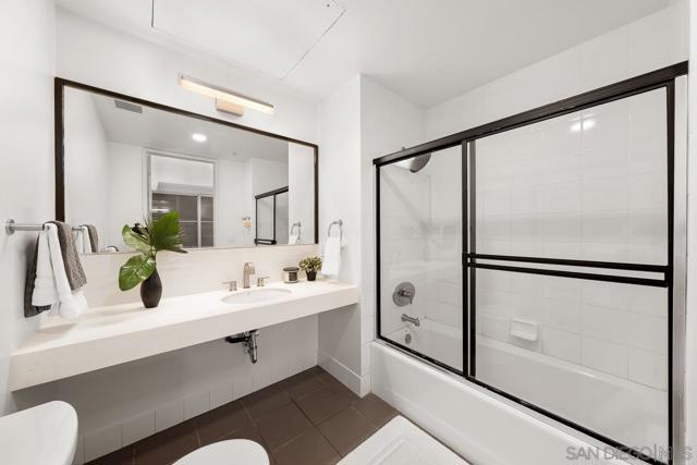 350 W Ash St, San Diego CA: https://media.crmls.org/mediaz/b2e0401b-20d6-44d9-a018-86541a72b5fd.jpg