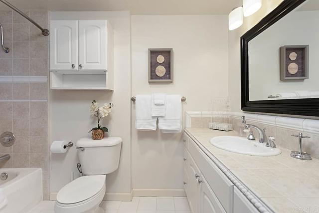 1817 19 Coast Boulevard, Del Mar CA: https://media.crmls.org/mediaz/b2e05326-4ca7-4c76-b7b2-52cb26ae3d67.jpg