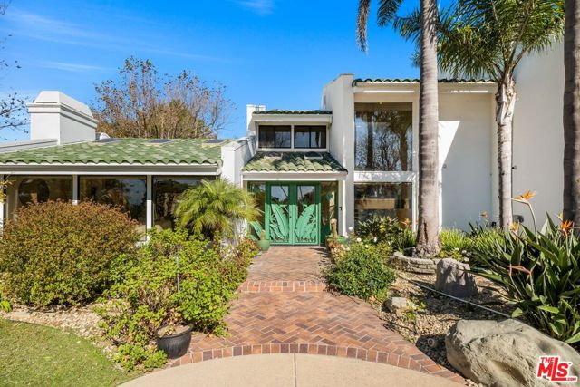 29417 Bluewater Road, Malibu CA: https://media.crmls.org/mediaz/b2e0e524-fb56-402e-af69-cd5b74eac80e.jpg