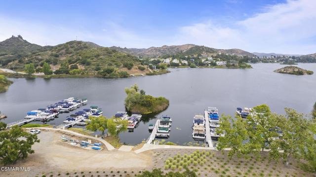 82 Queens Garden Drive, Thousand Oaks CA: https://media.crmls.org/mediaz/b2e17be4-260c-4120-97f7-681f1cb759ad.jpg