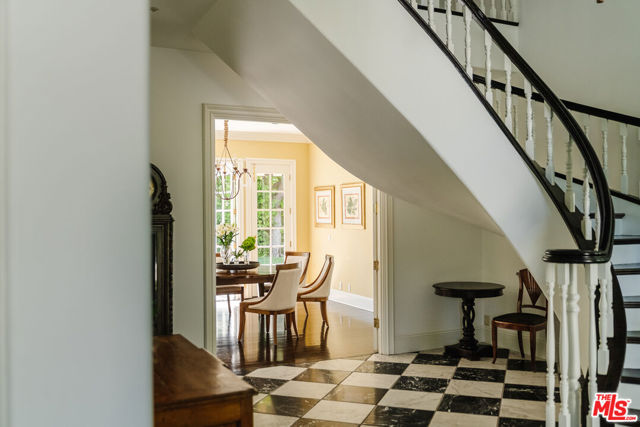 5425 Encino Avenue, Encino CA: https://media.crmls.org/mediaz/b2e1bb01-a76d-4e7b-b390-f18f839443df.jpg