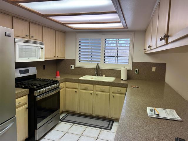 43705 Warner Trail, Palm Desert CA: https://media.crmls.org/mediaz/b2e1fba2-11ed-4b54-b019-743b2d73d45b.jpg
