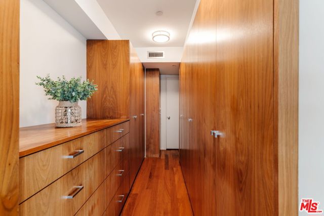 255 Main Street, Venice CA: https://media.crmls.org/mediaz/b2e24cd4-9383-4ce8-bb9e-7510b007819b.jpg