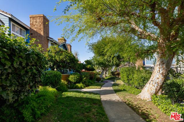 18721 Hatteras Street, Tarzana CA: https://media.crmls.org/mediaz/b2e2ea81-298a-4e3e-8b35-12c446b7f051.jpg