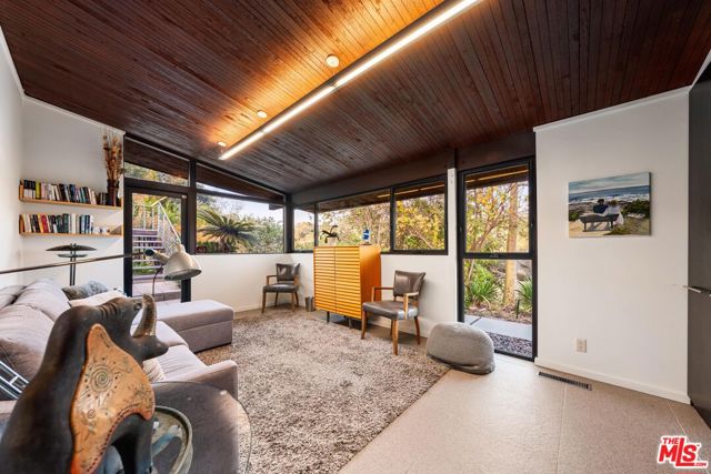 2718 Claray Drive, Los Angeles CA: https://media.crmls.org/mediaz/b2e3942b-2f97-4819-b05f-d3f6126a858b.jpg
