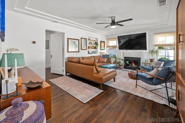 800 3rd St, Coronado CA: https://media.crmls.org/mediaz/b2e4c89d-c944-4b0a-b5c5-b7f0bf8da277.jpg