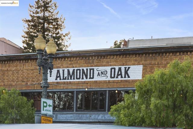 61 Wildwood Ave, Piedmont CA: https://media.crmls.org/mediaz/b2e50252-25cd-4e4e-be3a-e63ee603f011.jpg