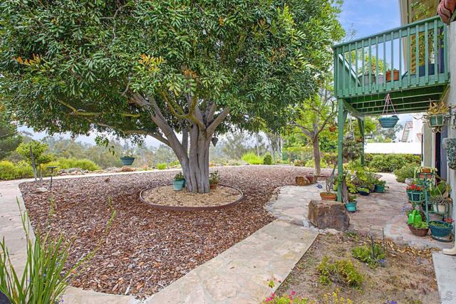 10751 Oakbend Dr, San Diego CA: https://media.crmls.org/mediaz/b2e5595c-8566-477c-8538-34bee85b2e44.jpg
