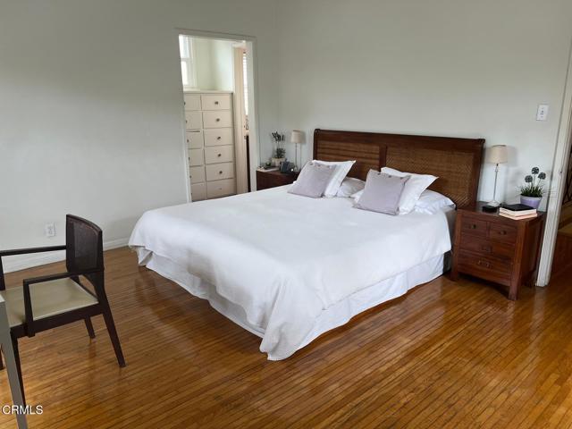 366 Cresent Drive, Beverly Hills CA: https://media.crmls.org/mediaz/b2e5cdb3-f551-4177-ac79-5377d55d3367.jpg