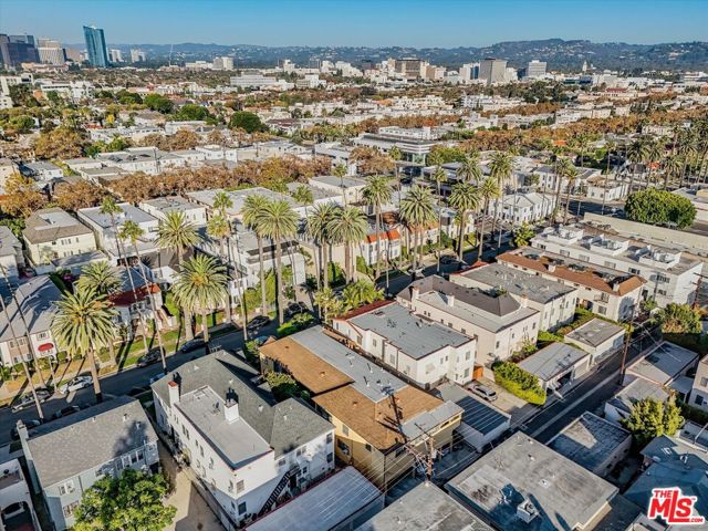 438 S Palm Drive, Beverly Hills CA: https://media.crmls.org/mediaz/b2e8b1bb-28a2-4412-a6a8-736c15aa379a.jpg
