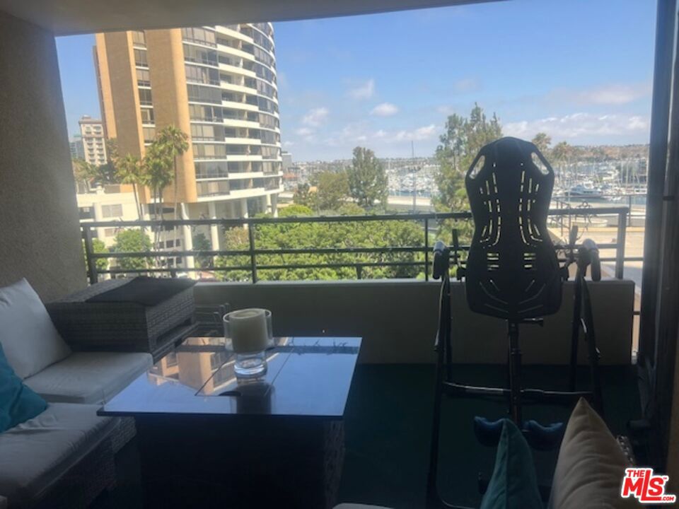 https://media.crmls.org/mediaz/b2e8d529-57d9-4560-b06e-720cefc07436.jpg?preset=X-Large