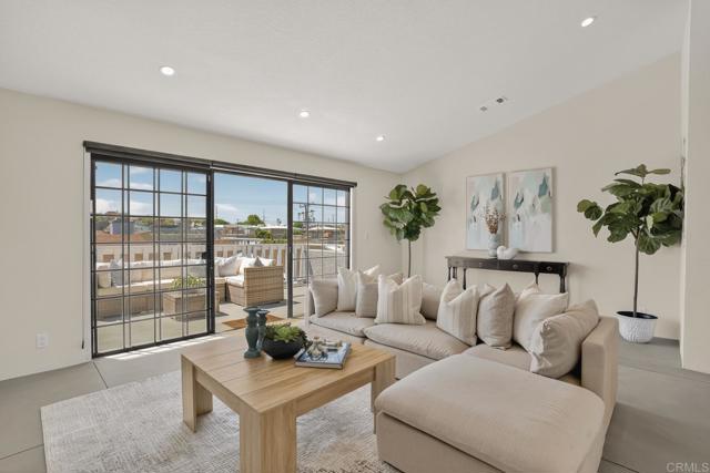 Detail Gallery Image 7 of 55 For 2021 Carnegie Ln #APT 7,  Redondo Beach,  CA 90278 - 3 Beds | 2/1 Baths