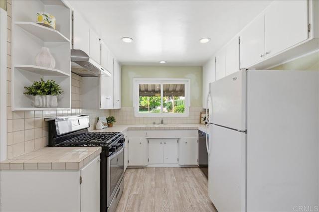 Detail Gallery Image 8 of 28 For 387 Girard Way, Vista,  CA 92084 - 3 Beds | 2 Baths