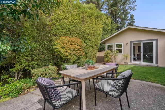 8 Southwaite Ct, Orinda CA: https://media.crmls.org/mediaz/b2ed2908-1b1d-46e8-878b-c135158f3890.jpg