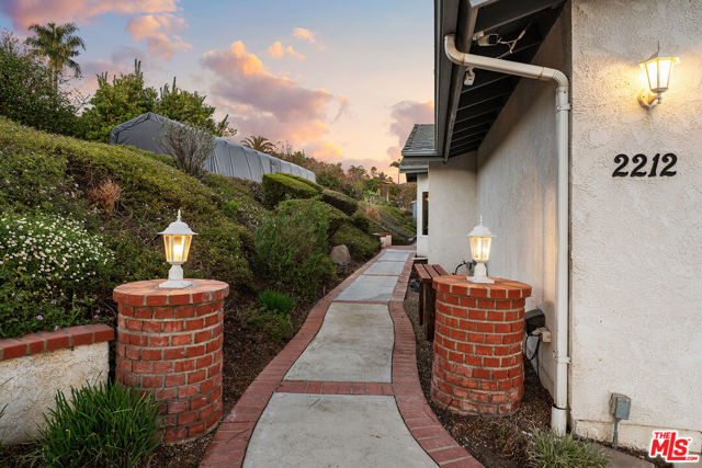 2212 Stacy Lane, Camarillo CA: https://media.crmls.org/mediaz/b2ed9050-a165-480f-be2d-f51b5e311980.jpg