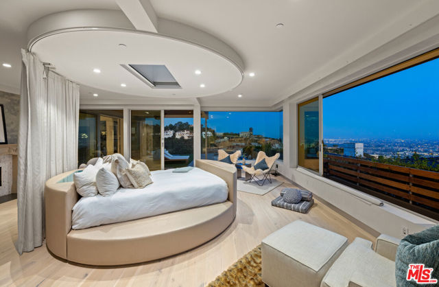 9353 Nightingale Drive, Los Angeles CA: https://media.crmls.org/mediaz/b2ed93bb-680d-4fa0-95e8-da668b629635.jpg