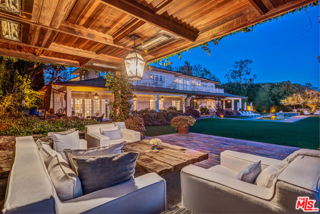 27540 Pacific Coast Highway, Malibu CA: https://media.crmls.org/mediaz/b2ef5364-a64c-4f44-a6d6-41bfd4ac7aff.jpg