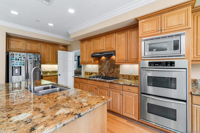10286 Walnutdale St, San Diego CA: https://media.crmls.org/mediaz/b2efb9e7-c3f5-48fd-91b3-5eb9f828f092.jpg